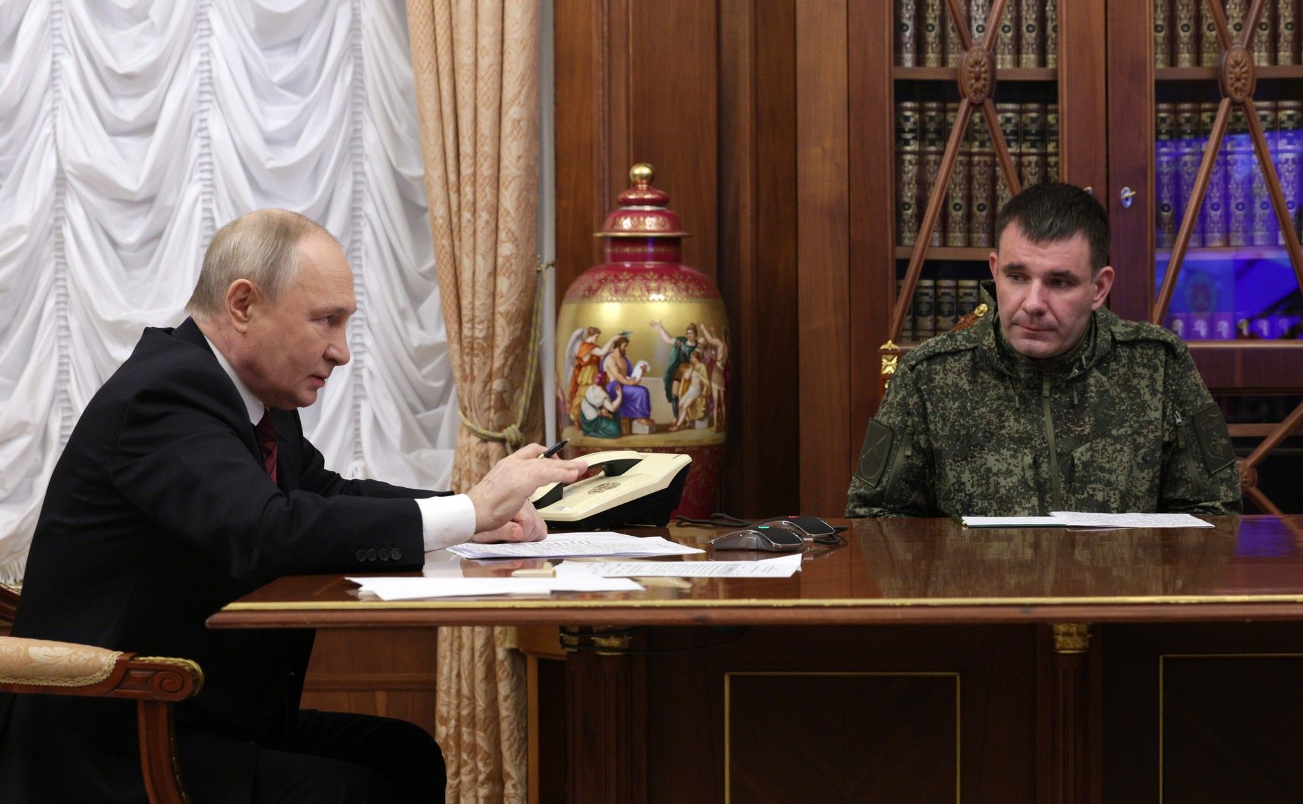 Российский диктатор Путин проводит совещание по ситуации на фронте Российский диктатор Путин проводит совещание по ситуации на фронте