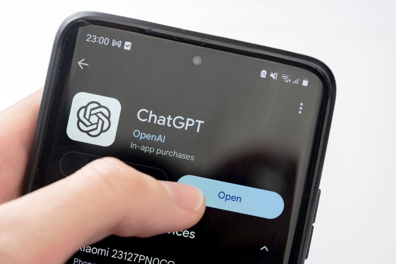 ChatGPT научился определять музыку через Shazam