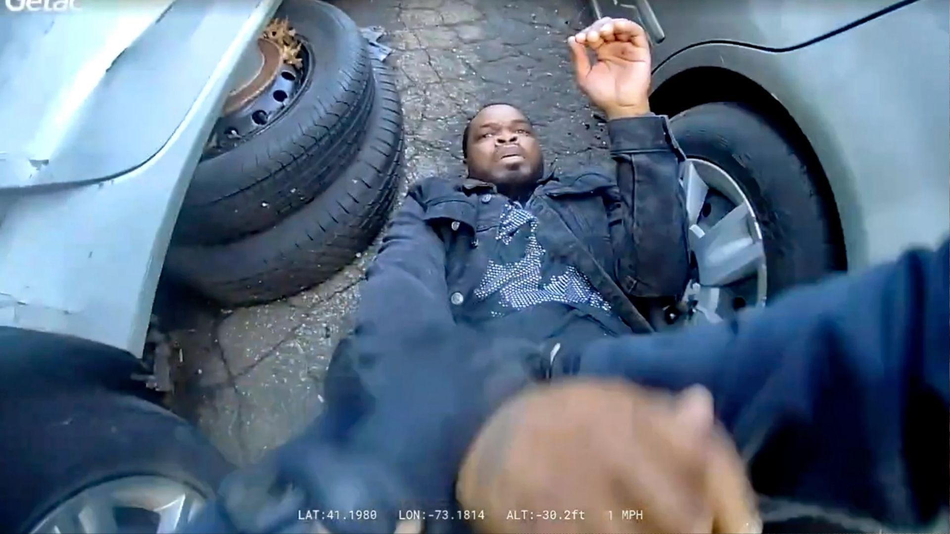 Чоловік зі смертельним пораненням чекав швидку, бо її віддали поліцейській Чоловік зі смертельним пораненням чекав швидку, бо її віддали поліцейській