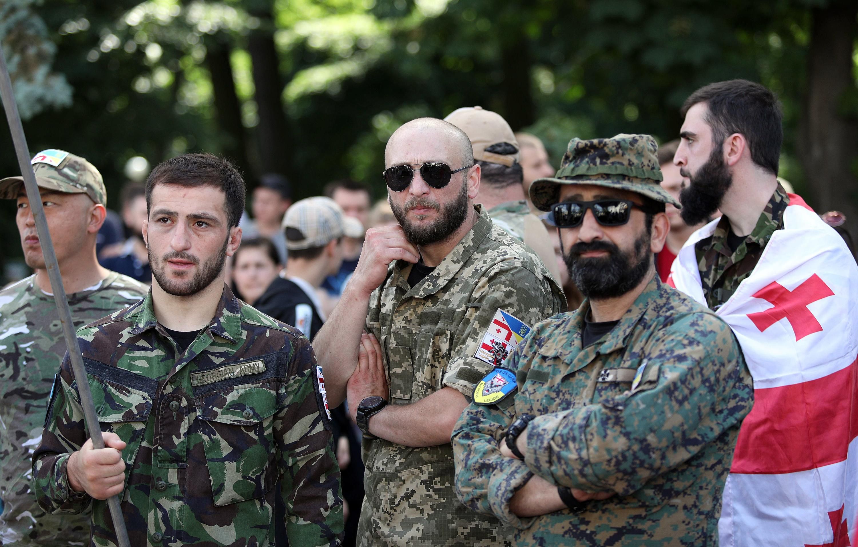 Хто з іноземців приїжджає воювати в Україну та заради чого