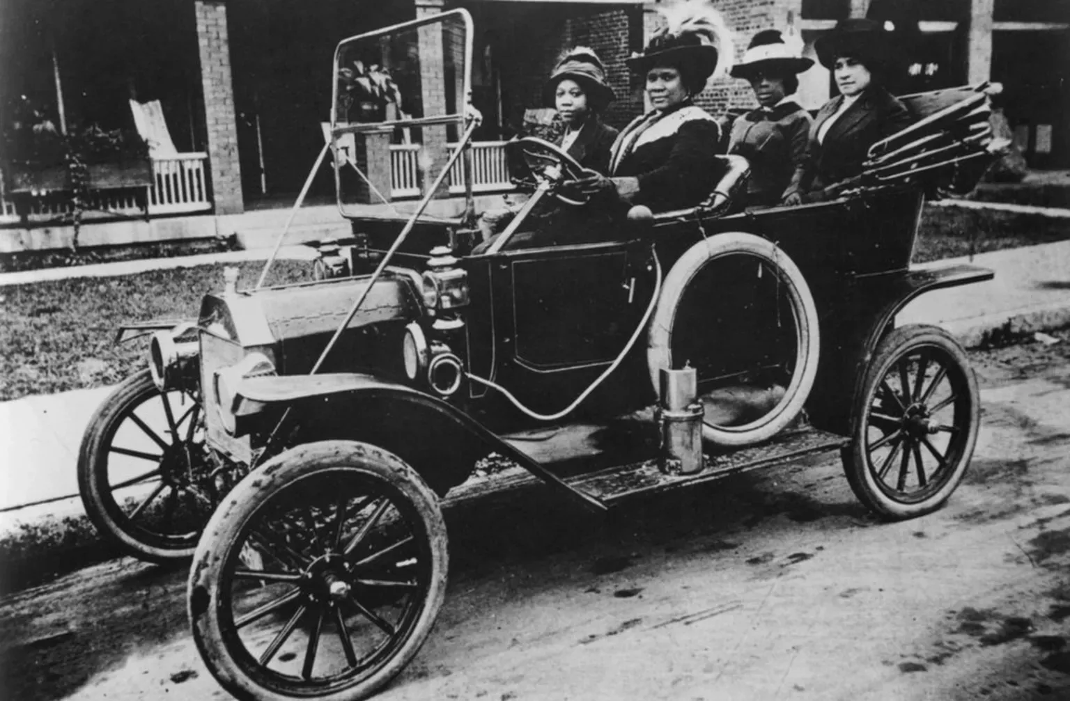Мадам Си Джей Уокер за рулем в 1911 году / фото BBC Мадам Си Джей Уокер за рулем в 1911 году / фото BBC