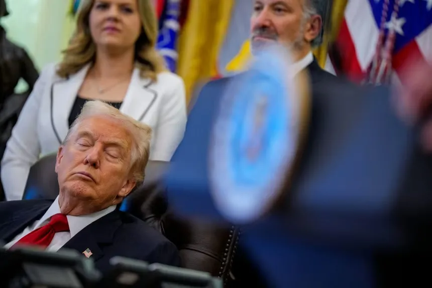 Президент Дональд Трамп з'являється на заході зі зниження цін на ліки в Овальному кабінеті в Білому домі 6 листопада 2025 року / фото CNN Президент Дональд Трамп з'являється на заході зі зниження цін на ліки в Овальному кабінеті в Білому домі 6 листопада 2025 року / фото CNN
