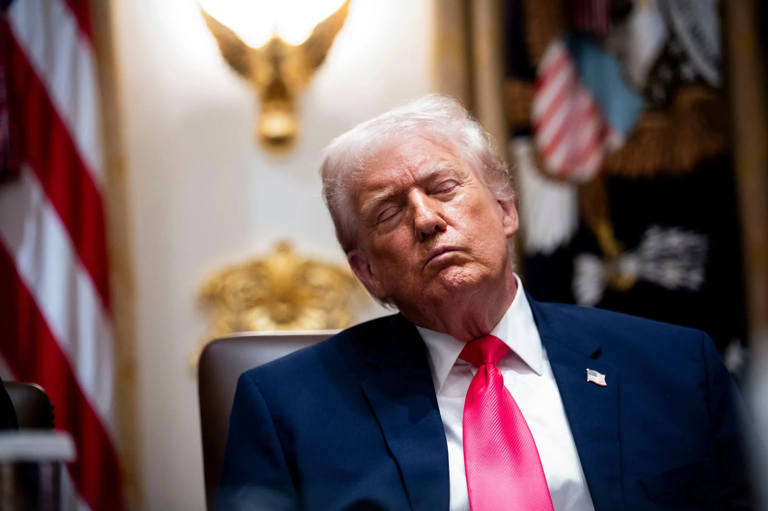 Президент Трамп, здавалося, боровся зі сном під час засідання кабінету міністрів / фото The New York Times