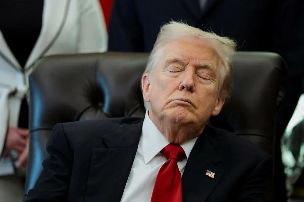 Трамп взяв участь у зустрічі, де було оголошено, що ціни на популярні ліки для схуднення будуть знижені, і в деякі моменти його очі були закриті / фото Vijesti