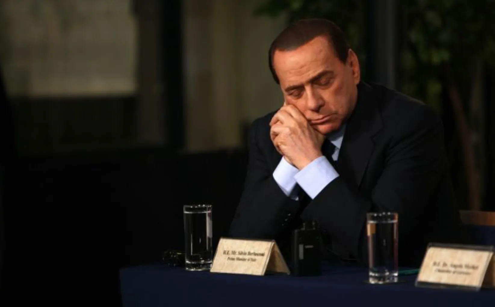 Берлусконі відпочиває своїми важкими повіками на прес-конференції в Єрусалимі в січні 2009 року / фото CNN