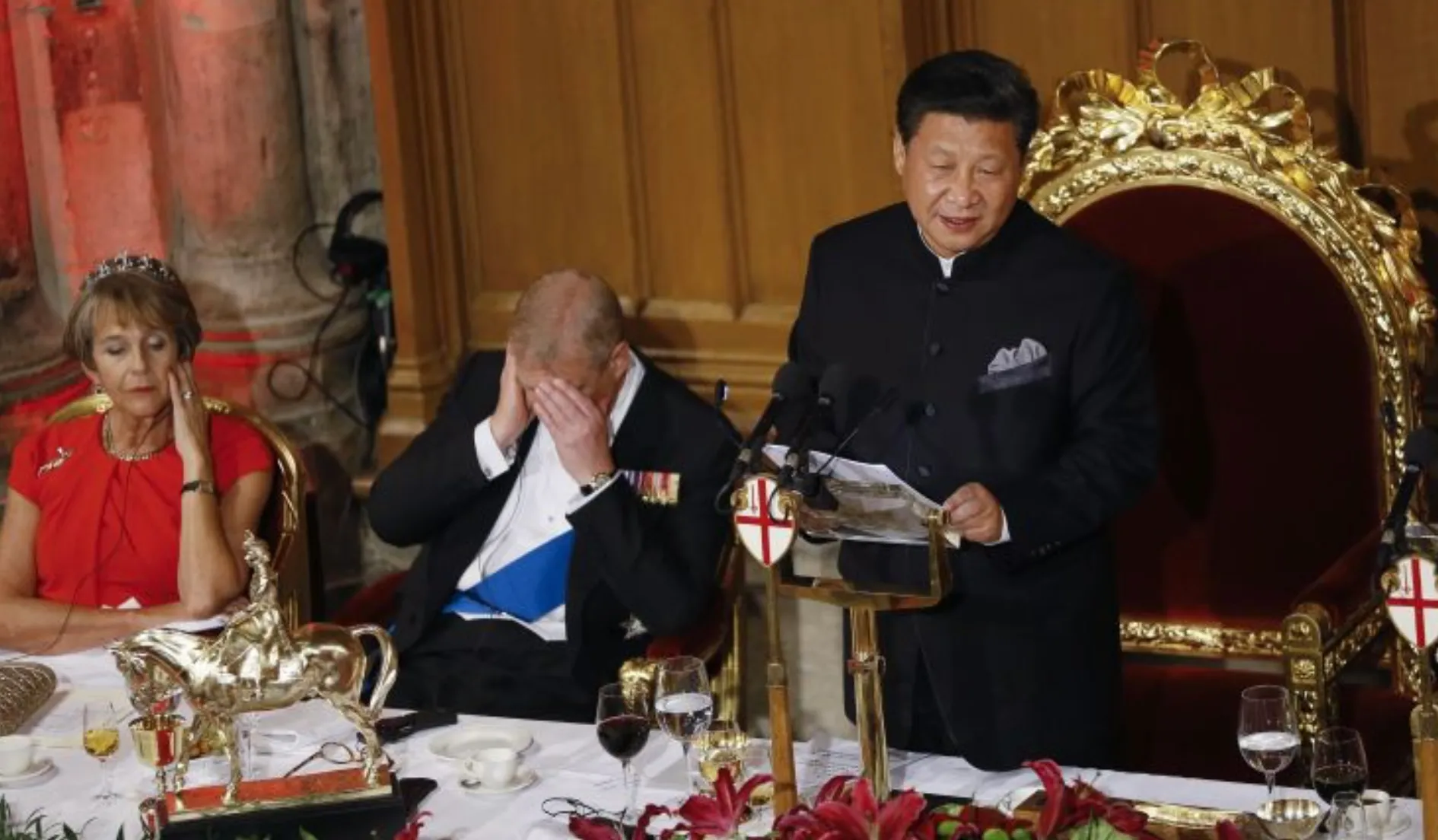 Коли президент Китаю Сі Цзіньпін виступав на бенкеті в Лондоні в середу, 21 жовтня, під час свого державного візиту до Великої Британії, можна було побачити, як сусідні учасники трохи задрімали / фото CNN