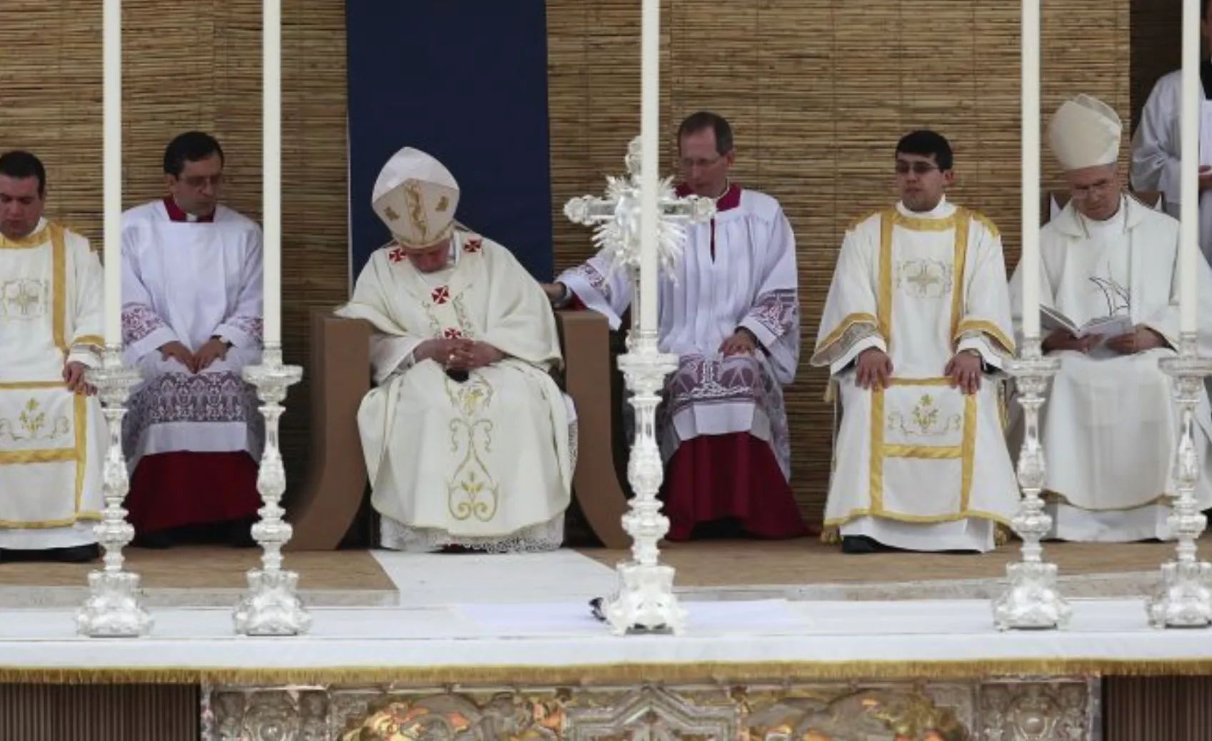 Папа Бенедикт XVI (C, на той час 83 роки), засинає під час святкування Папської меси на зернових у квітні 2010 року у Флоріані / фото CNN
