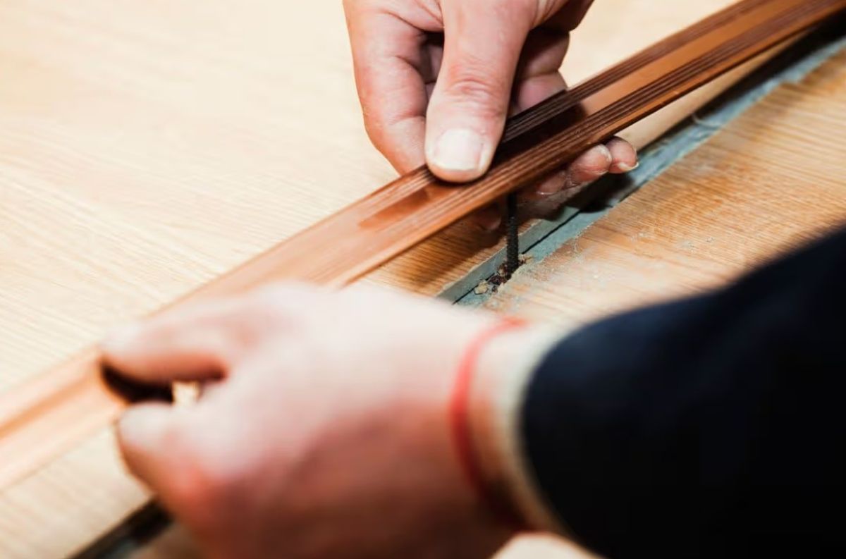 Пара нашла под полом бонус на 92 тысячи долларов Пара нашла под полом бонус на 92 тысячи долларов