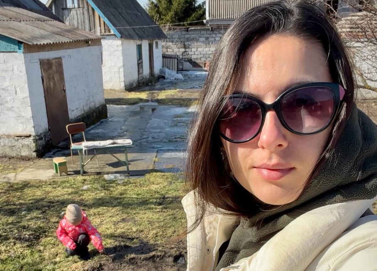 Українка показала, який будинок купила в селі та як його змінює Українка показала, який будинок купила в селі та як його змінює