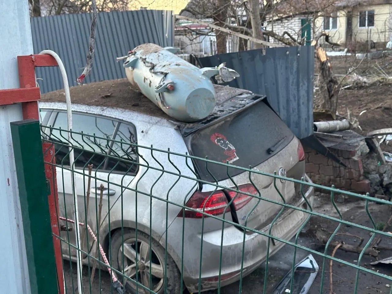 Ракета упала на крышу автомобиля в Василькове Ракета упала на крышу автомобиля в Василькове