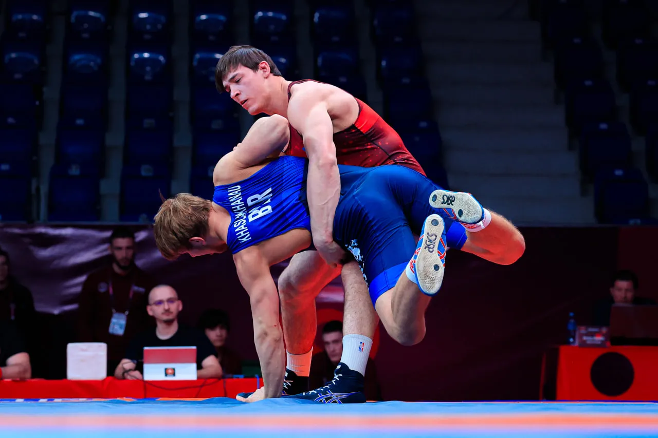 Єгор Якушенко кидає білоруса Хасланова