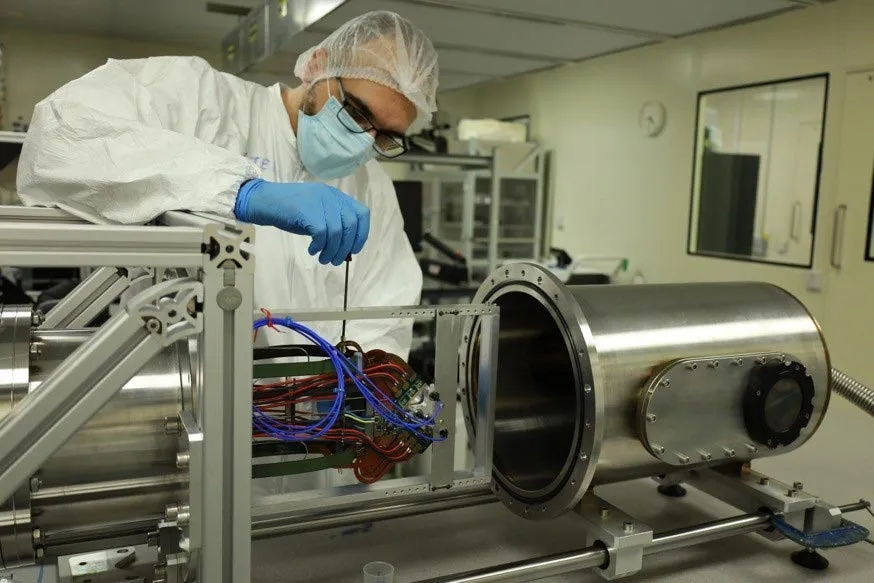 Доктор Стефано де Капуа тестирует кремниевые детекторные модули LHCb Доктор Стефано де Капуа тестирует кремниевые детекторные модули LHCb