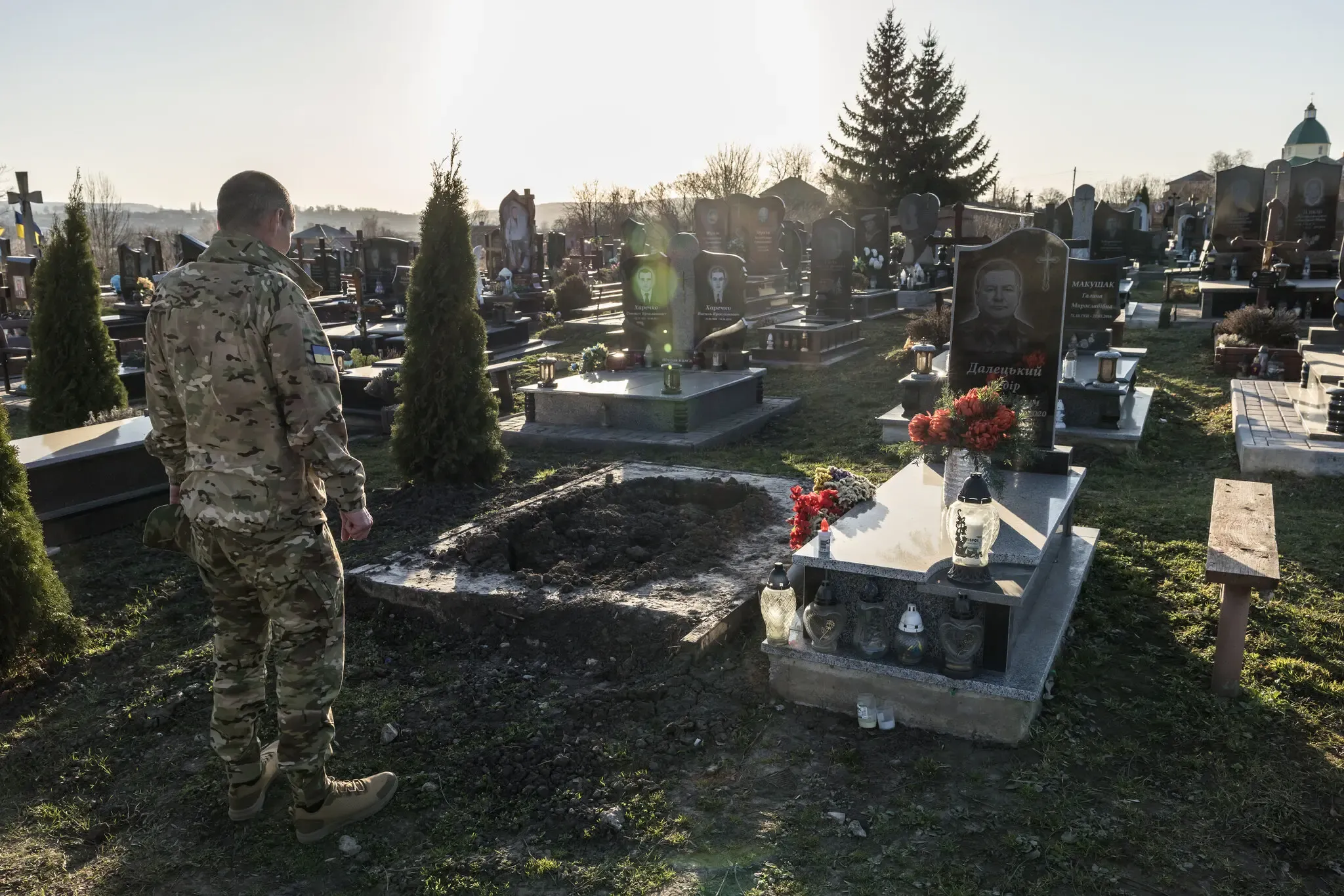 Назар Далецький біля могили