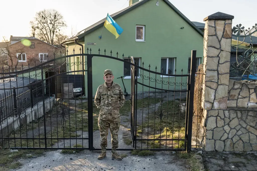 Назар Далецький біля будинку