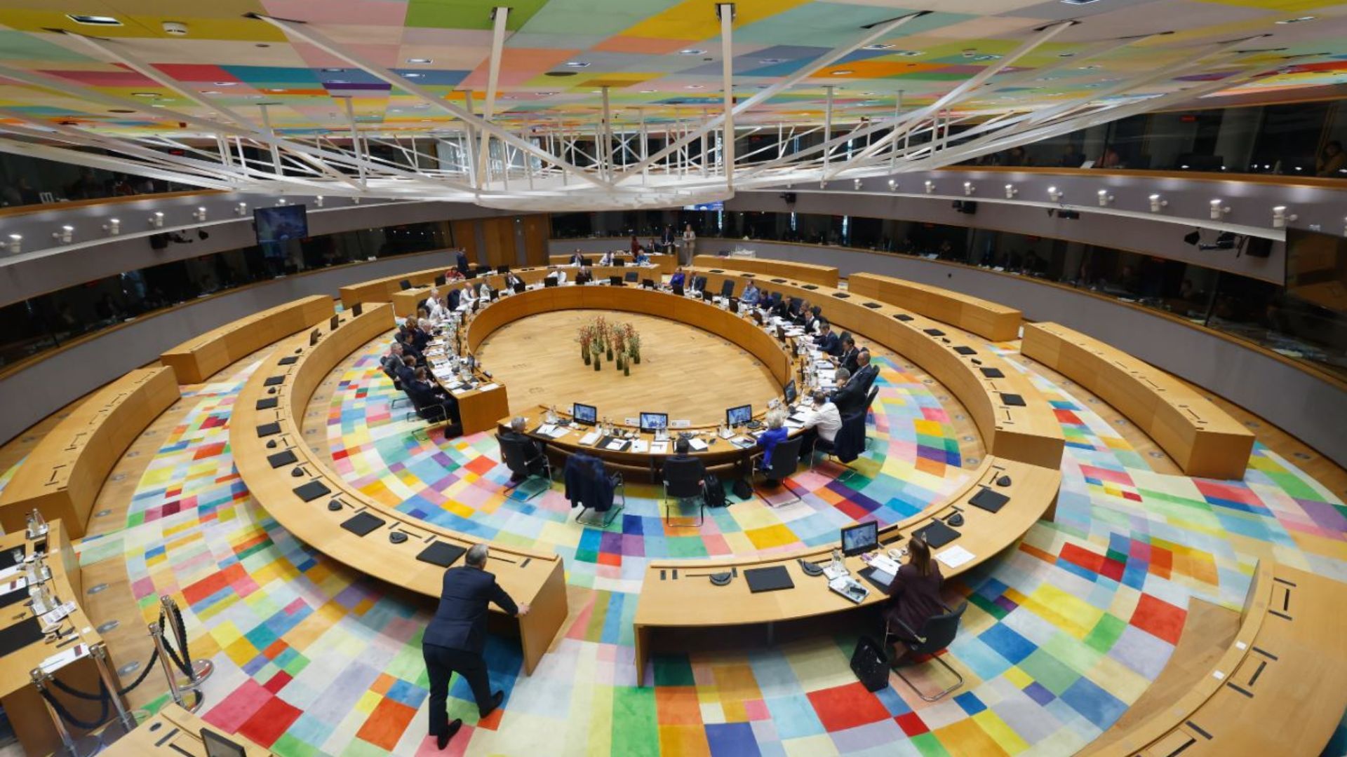 Орбан встав у позу під час виступу Зеленського в ЄС - фото