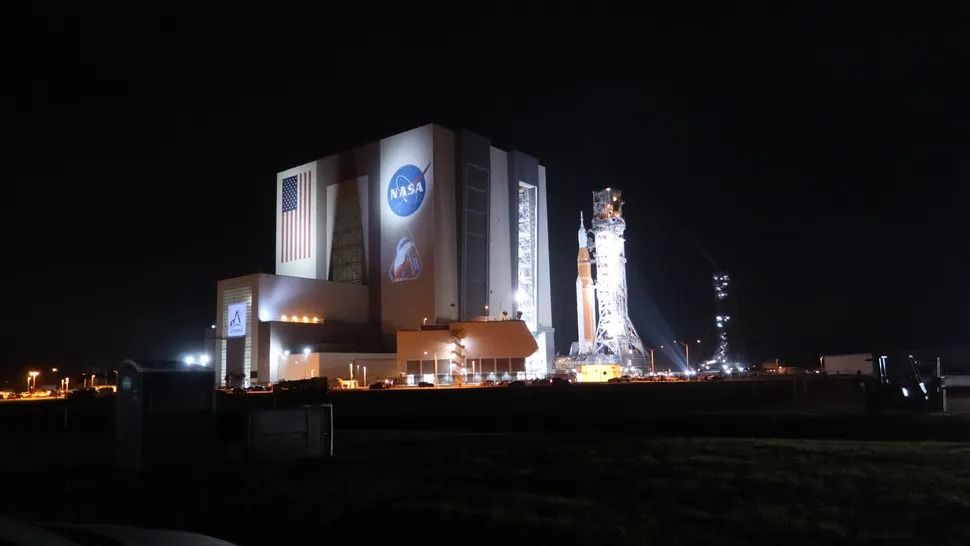 Ракета SLS одразу після виходу зі складального цеху