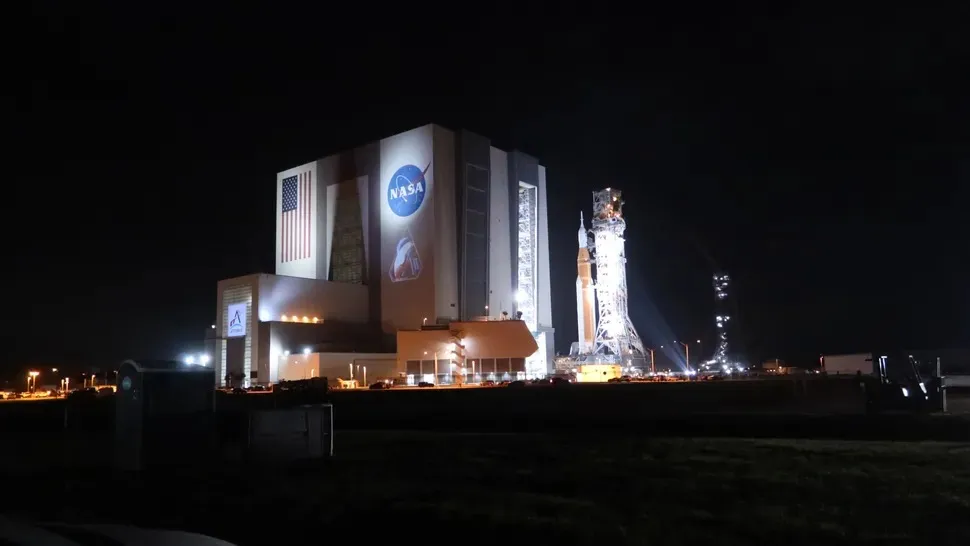Ракета SLS одразу після виходу зі складального цеху Ракета SLS одразу після виходу зі складального цеху