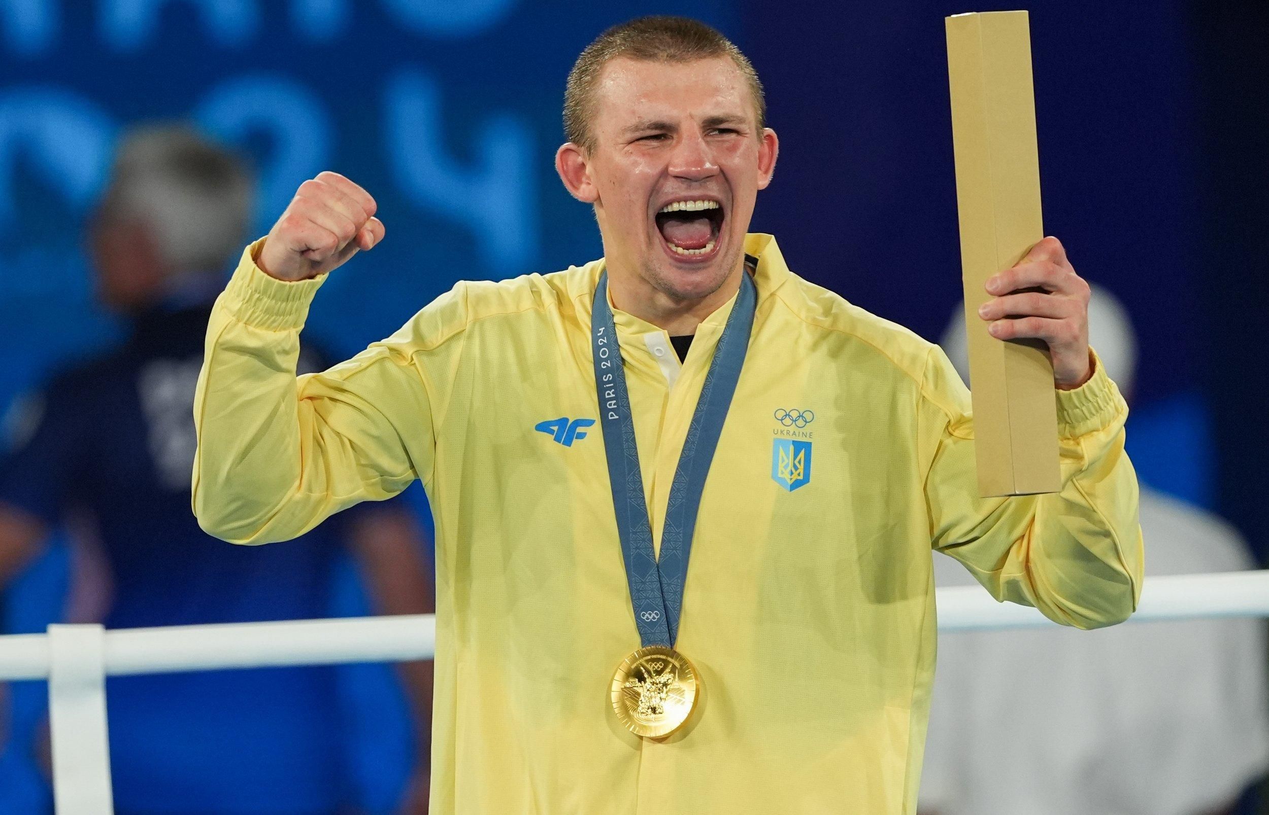 Александр Хижняк провел первый профессиональный бой