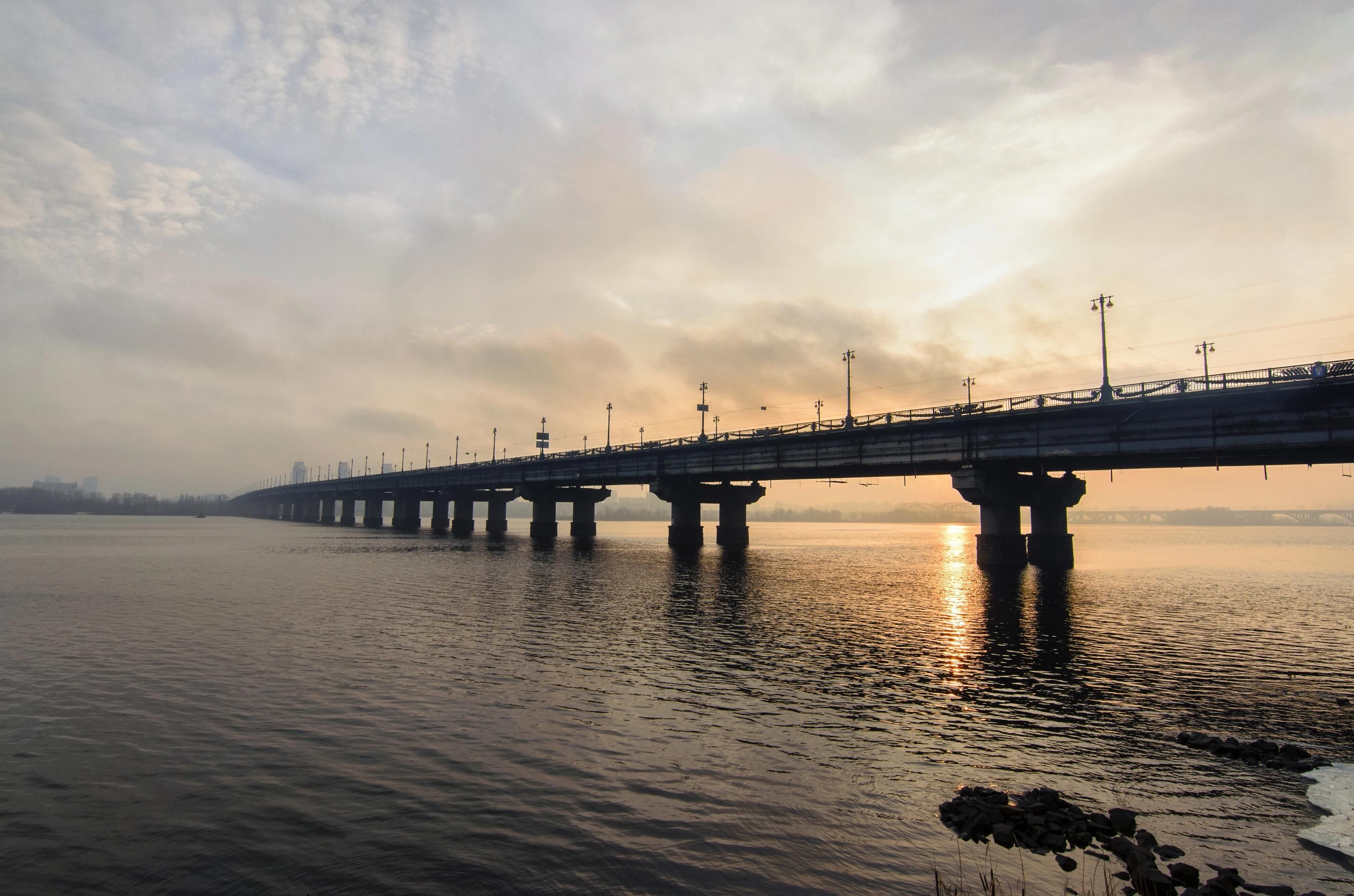 У Києві над мостом Патона здіймається "дим": у КМДА звернулися до містян - 24 Канал