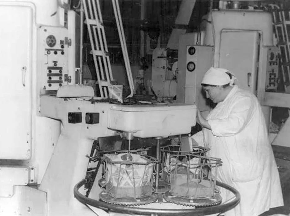 Молоко в пирамидках треугольниках СССР Швецы Tetra Pak