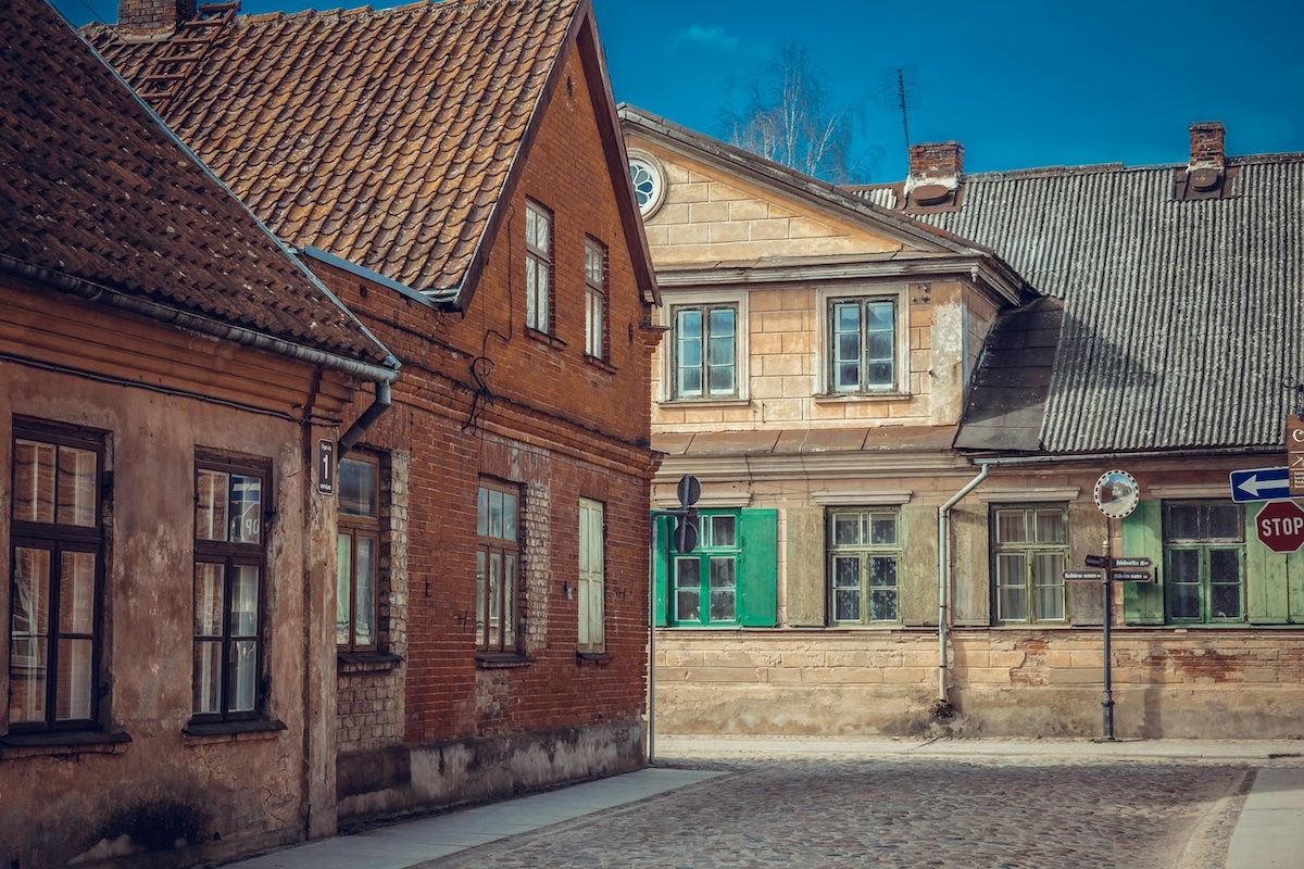 Жінка почула дивні звуки в будинку сусідів