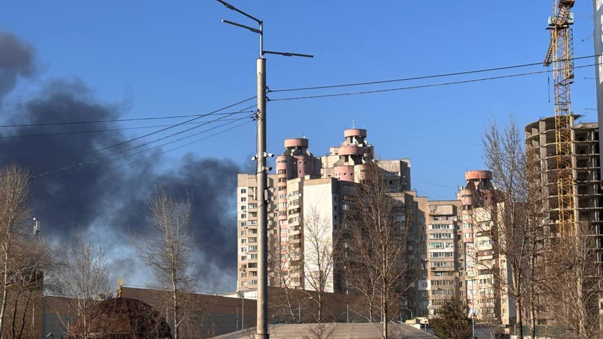 Дим від масштабної пожежі накриває столицю: до киян звернулися з важливим проханням - Київ Дим від масштабної пожежі накриває столицю: до киян звернулися з важливим проханням - Київ