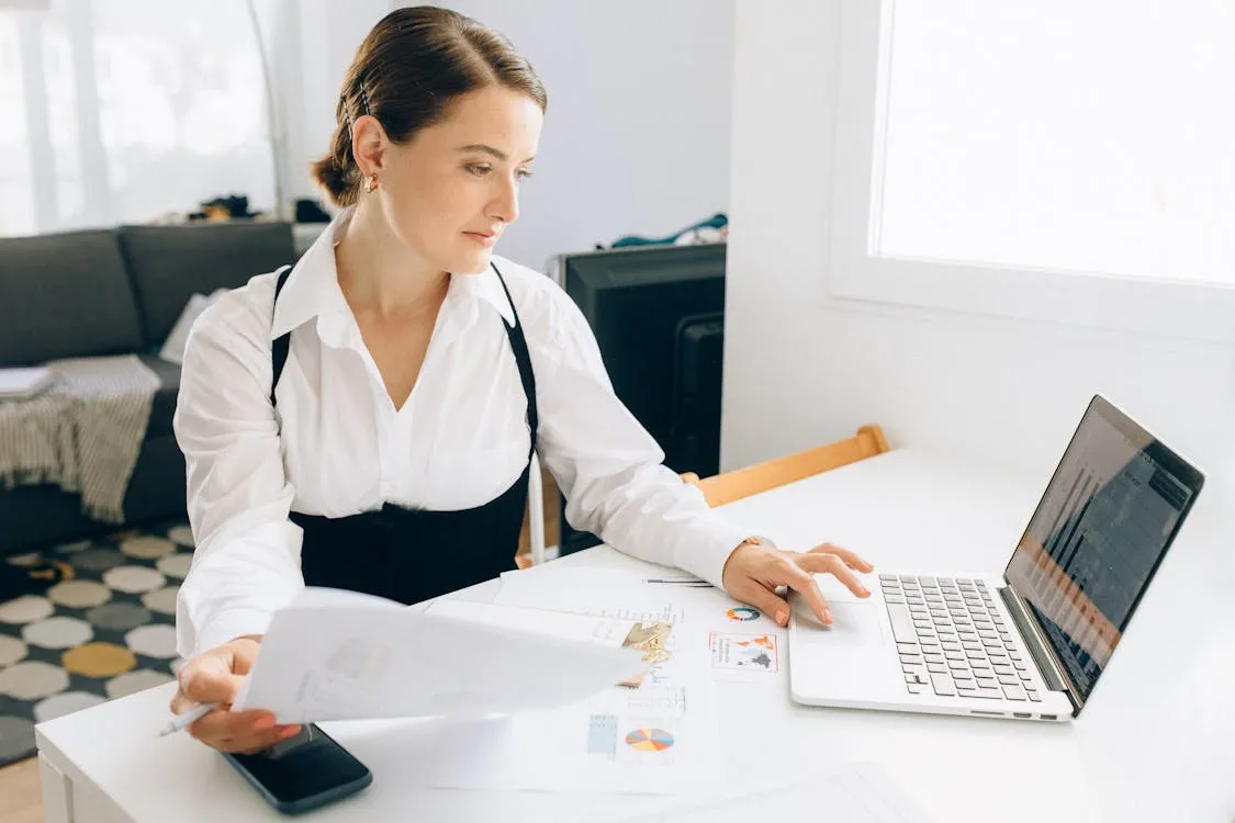 Женщина за работой Женщина за работой