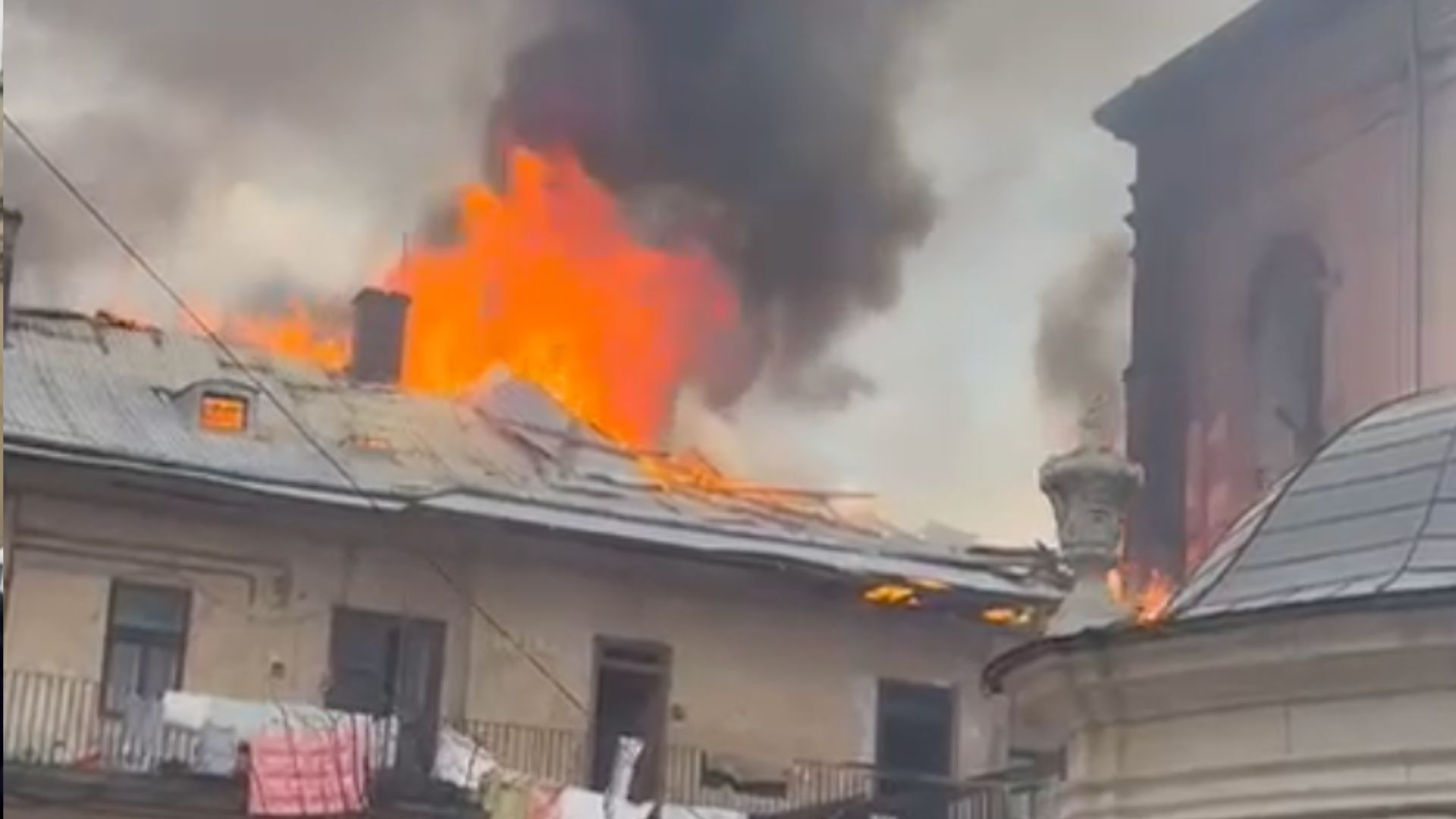 У Львові вибух: приліт у центрі міста У Львові вибух: приліт у центрі міста