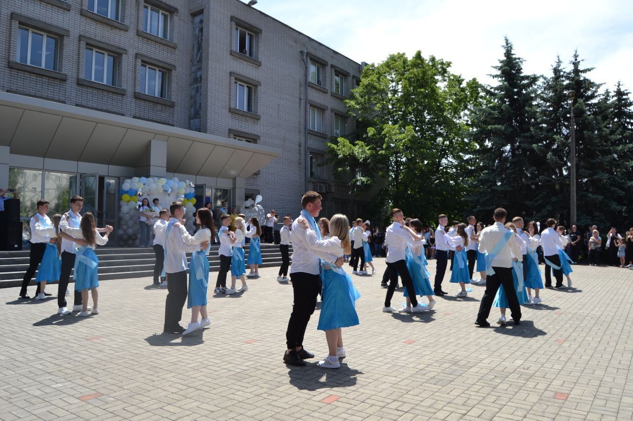 Школярі готують танець під Scorpions Школярі готують танець під Scorpions