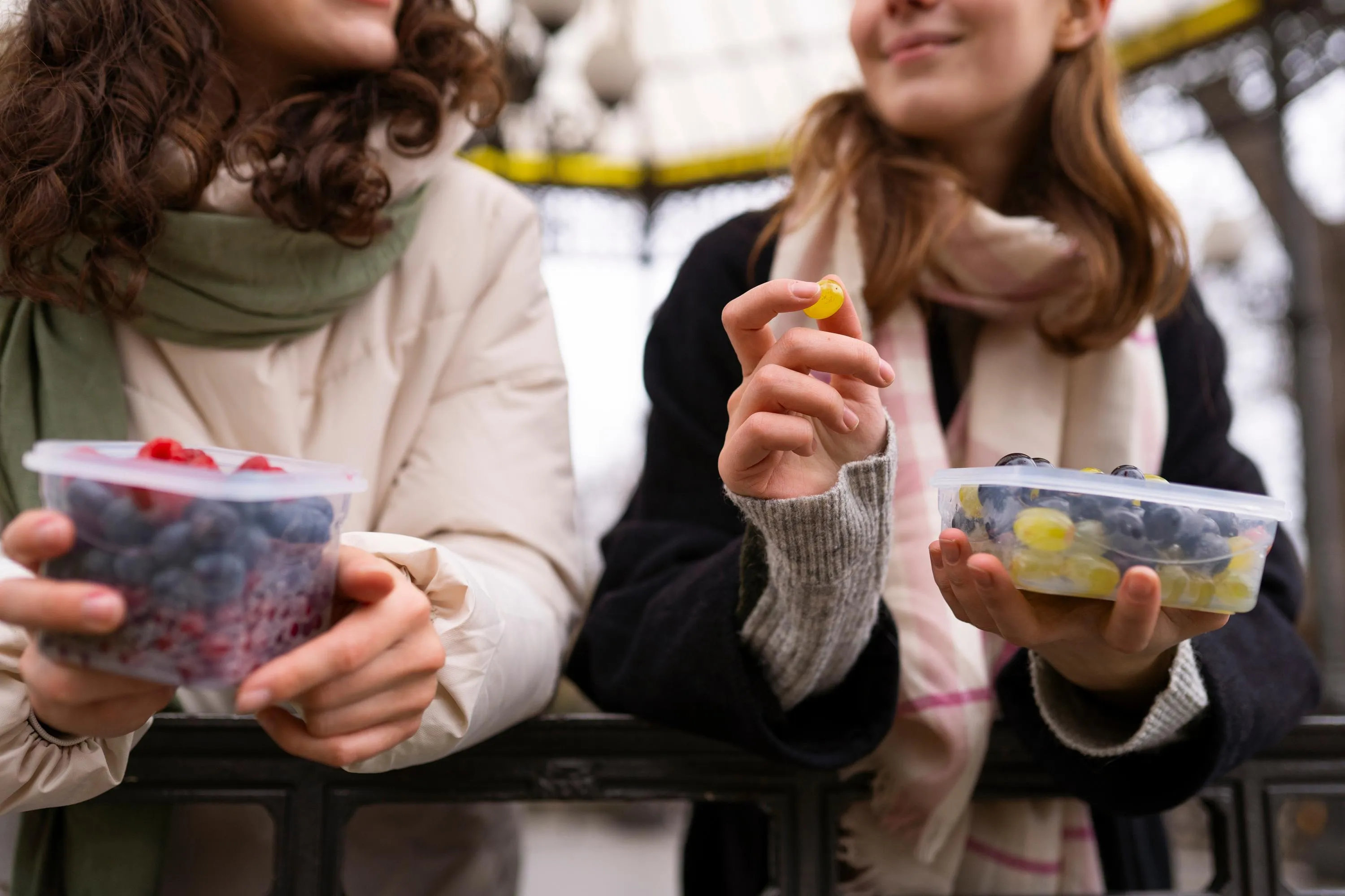 Фрукты и ягоды – здоровый перекус / Фото Freepik