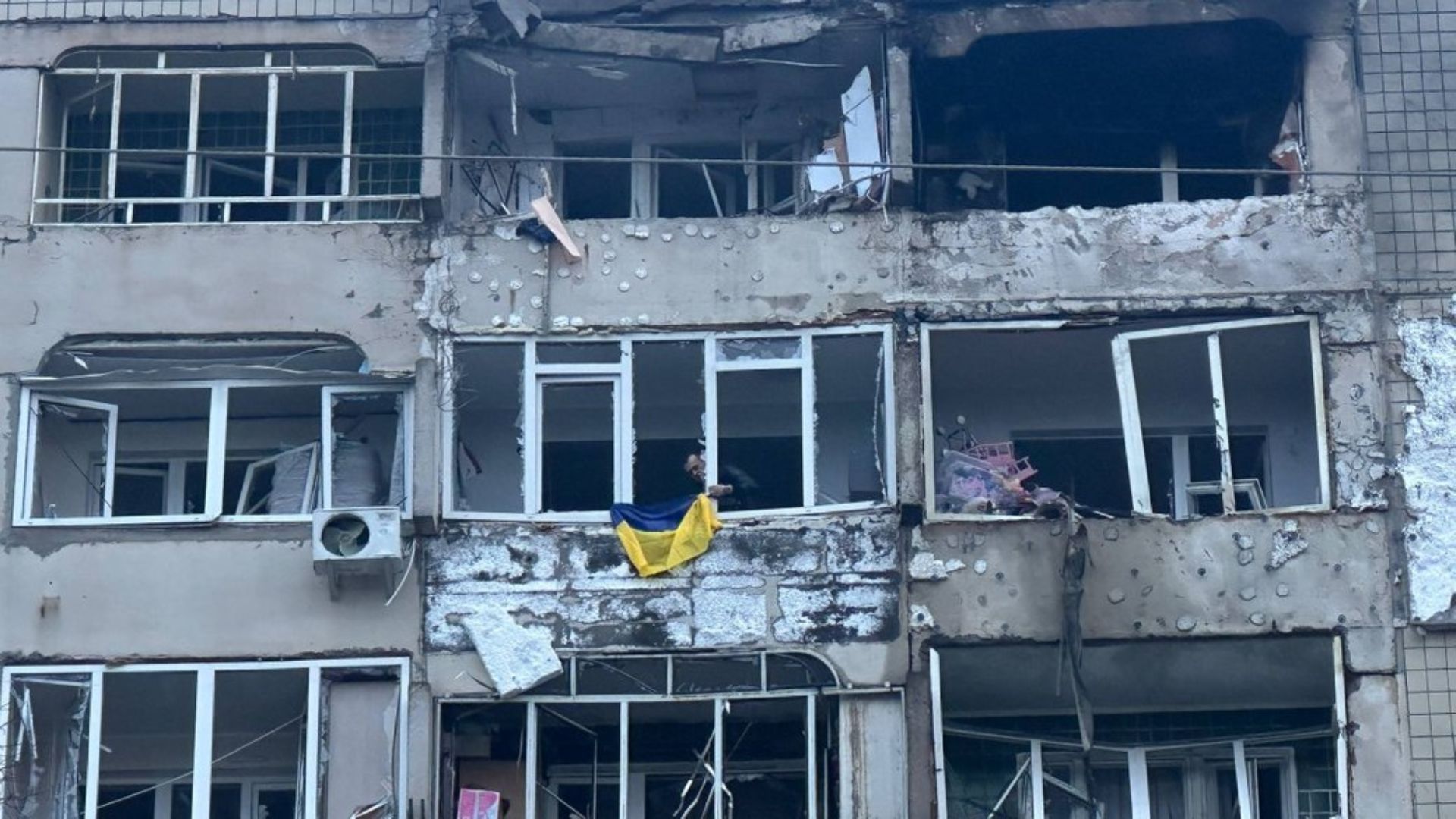 Мужчина вывесил символ несокрушимости во Львове