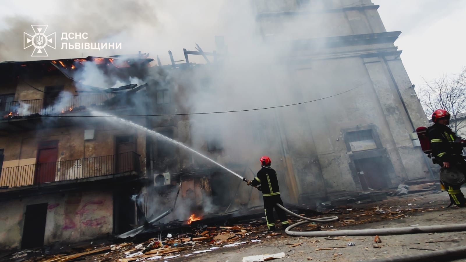 Рятувальник на місці влучання дрону на Львівщині