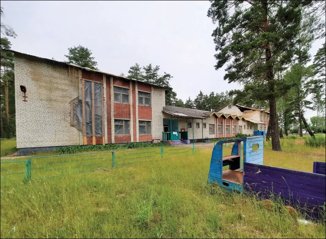 Будівля школи, на якому видно пошкодження даху та стін внаслідок ракетних ударів