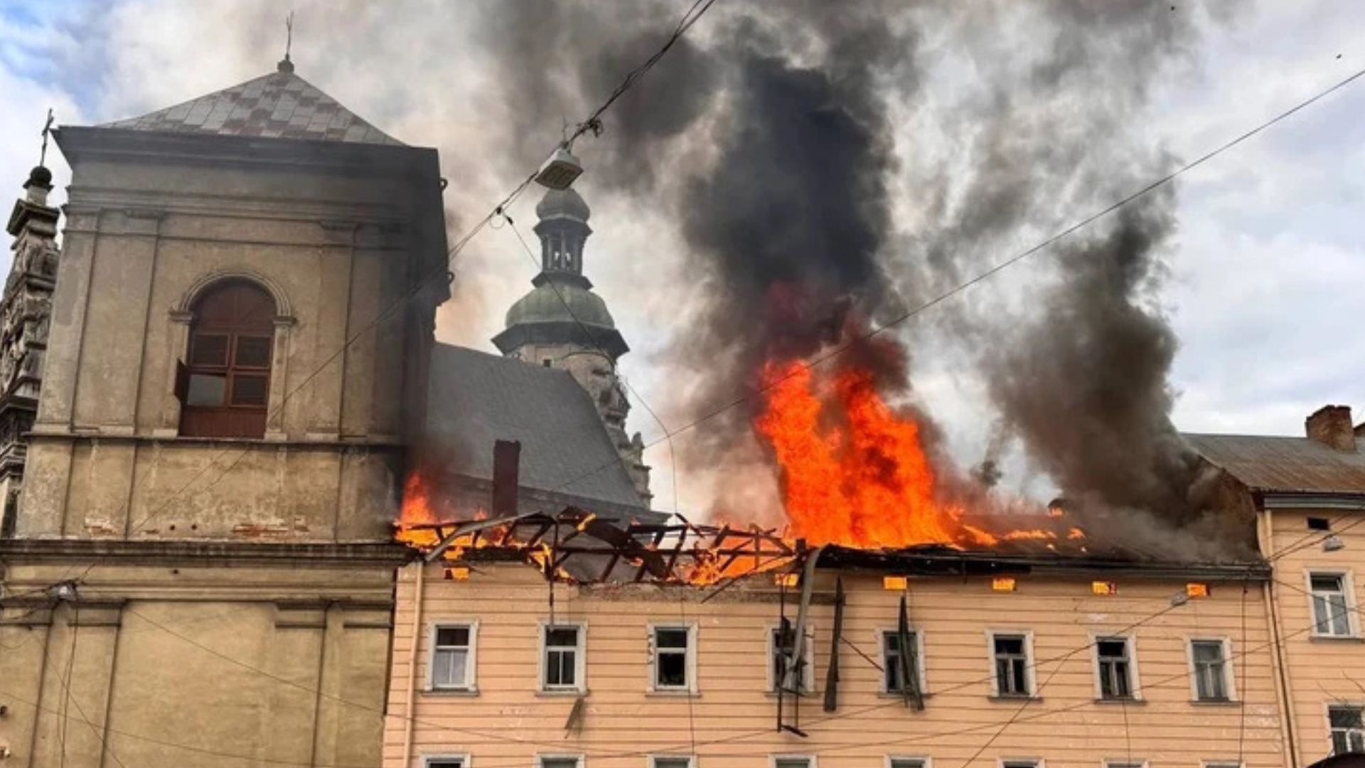 Російська атака пошкодила монастир Бернардинів у Львові Російська атака пошкодила монастир Бернардинів у Львові