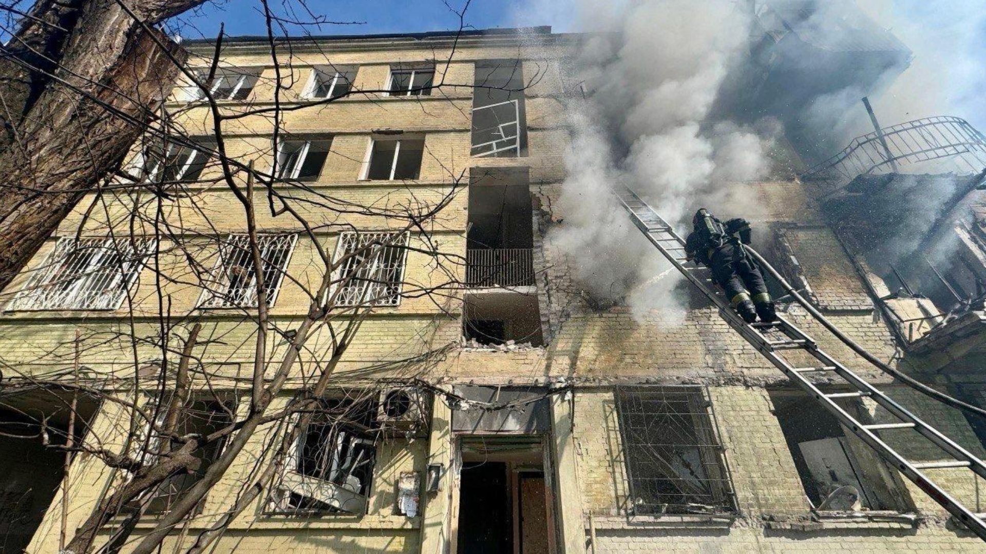 Пожежа у багатоповерхівці у Дніпрі Пожежа у багатоповерхівці у Дніпрі