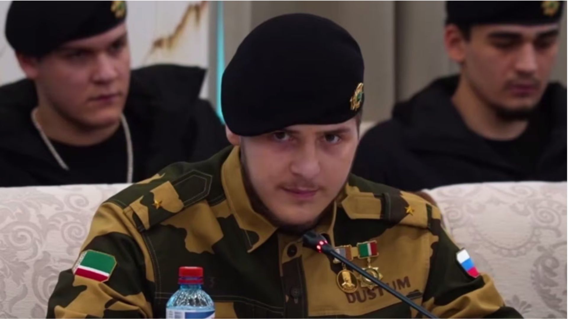 Адам Кадиров уперше з'явився на публіці після ДТП - має погони майора - відео Адам Кадиров уперше з'явився на публіці після ДТП - має погони майора - відео