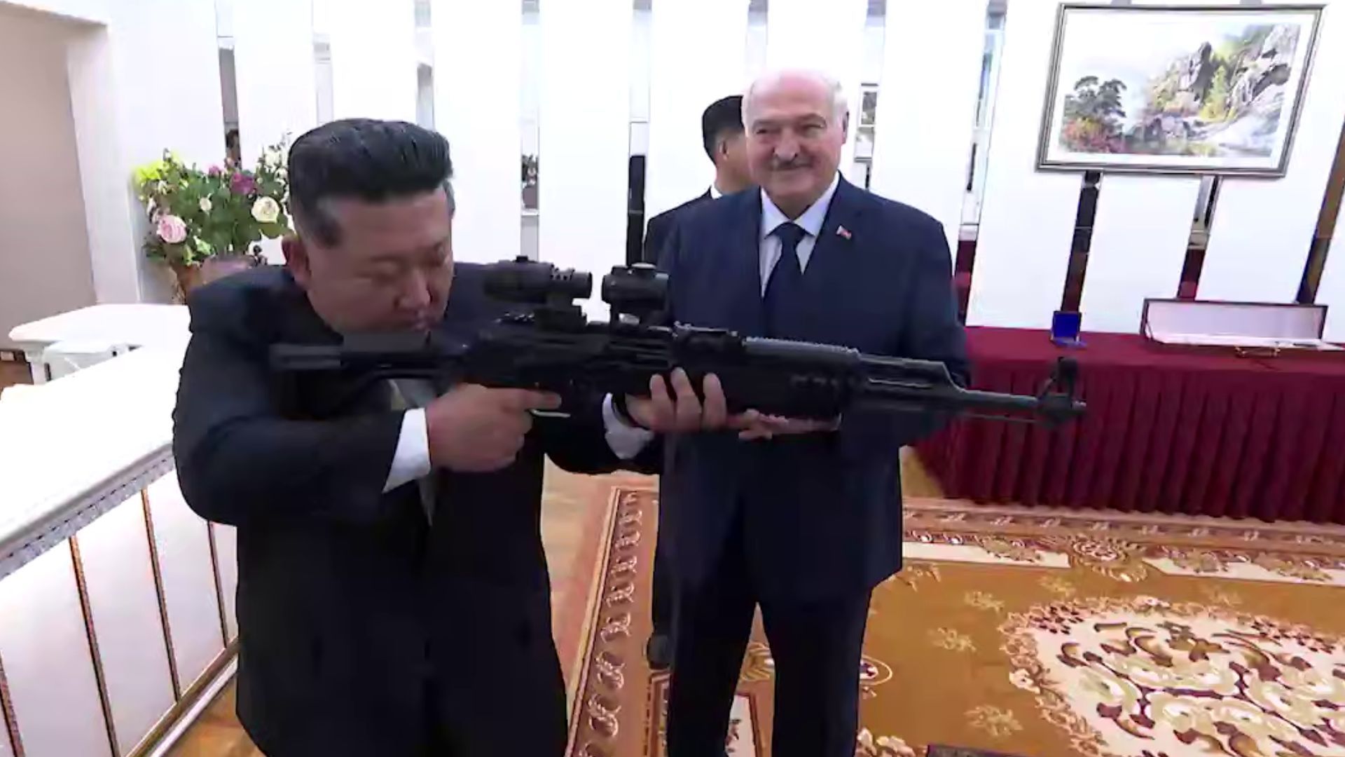 Лукашенко подарував Кім Чен Ину гвинтівку Лукашенко подарував Кім Чен Ину гвинтівку