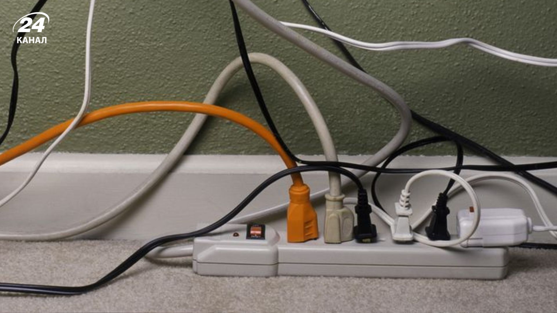 Подовжувачі мають значний недолік – постійно сплутані між собою кабелі Подовжувачі мають значний недолік – постійно сплутані між собою кабелі