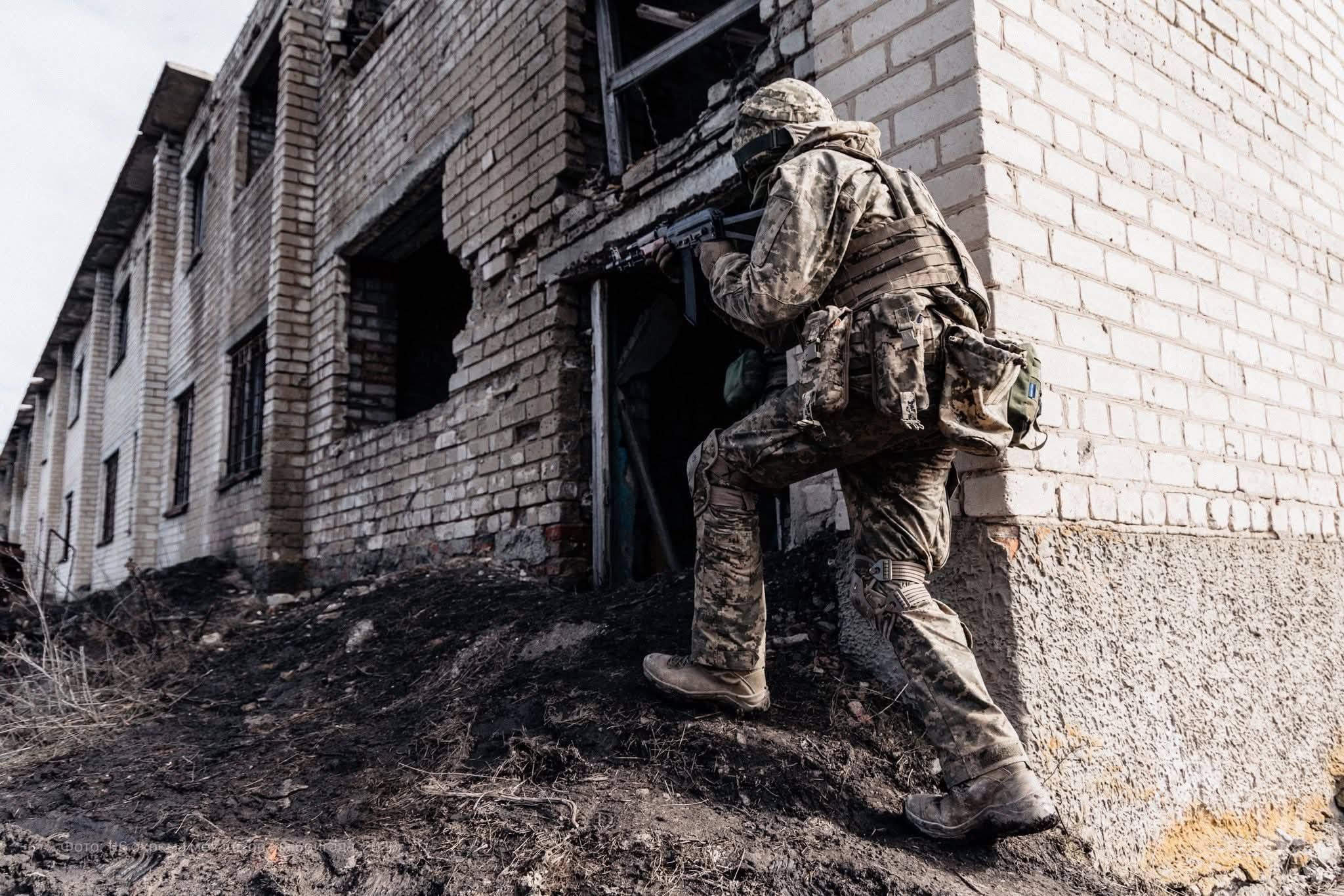 Украинский военный участвует в городских боях Украинский военный участвует в городских боях