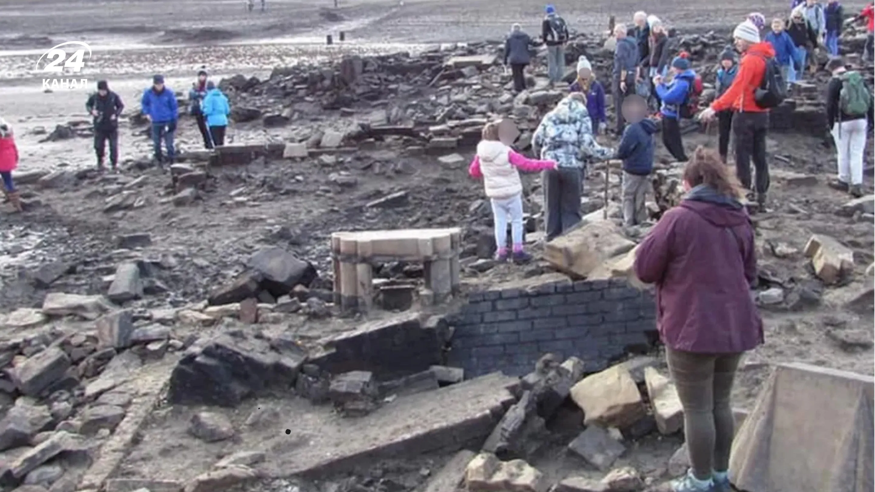 Как выглядит село во время низкого уровня воды / фото BBC Как выглядит село во время низкого уровня воды / фото BBC