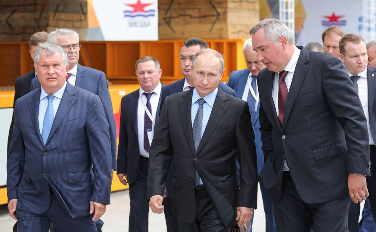 Путін запропонував олігархам скинутися грошима на війну в Україні Путін запропонував олігархам скинутися грошима на війну в Україні