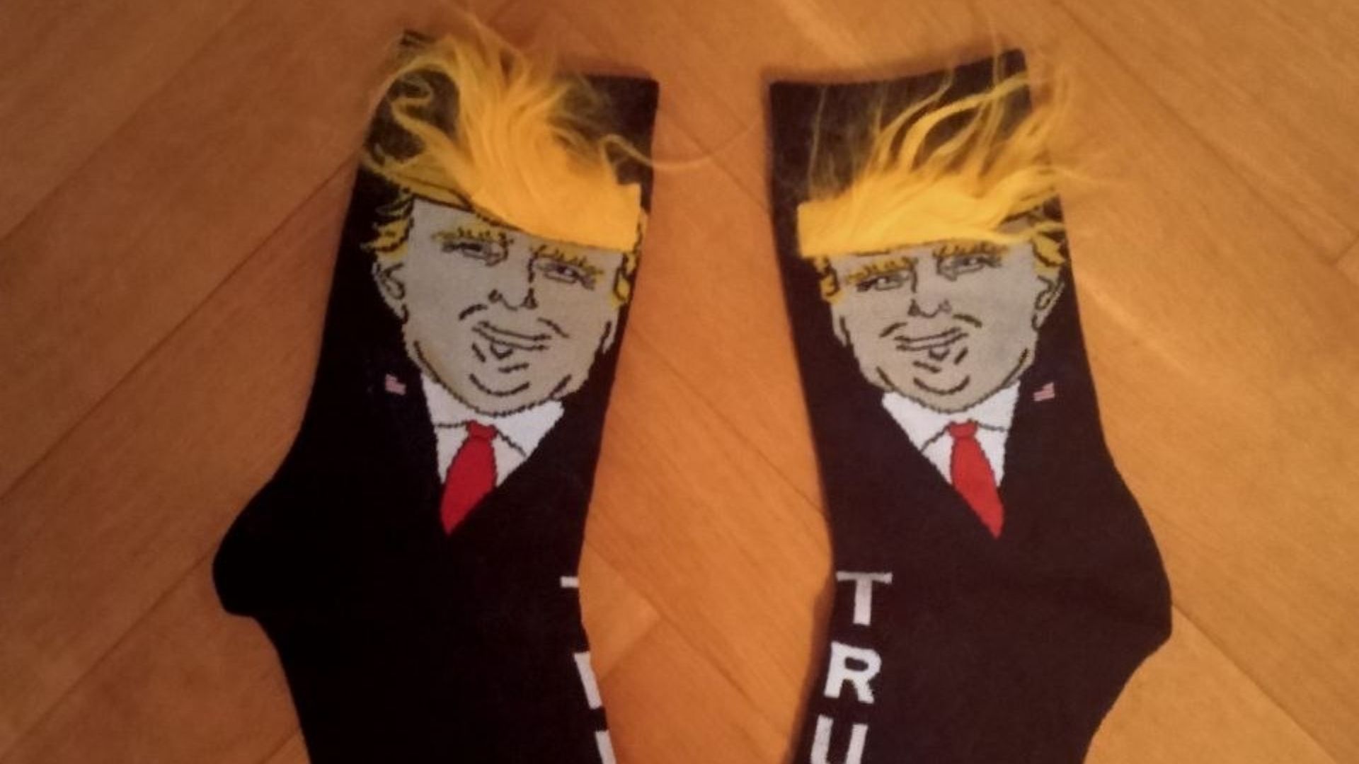 Российские депутаты получили носки с Трампом