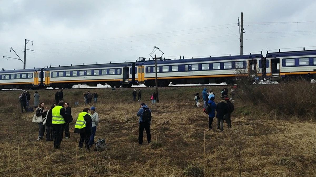 У Чернігівській області посеред поля зупинили електричку У Чернігівській області посеред поля зупинили електричку