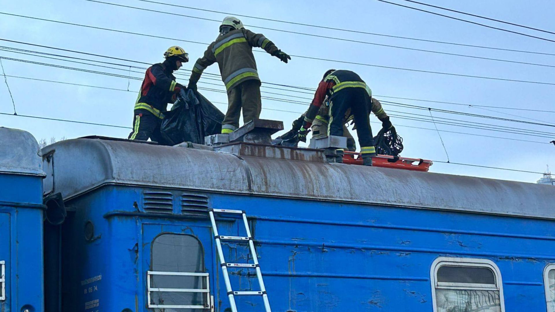 ДСНС евакуюють постраждалих з даху потяга ДСНС евакуюють постраждалих з даху потяга