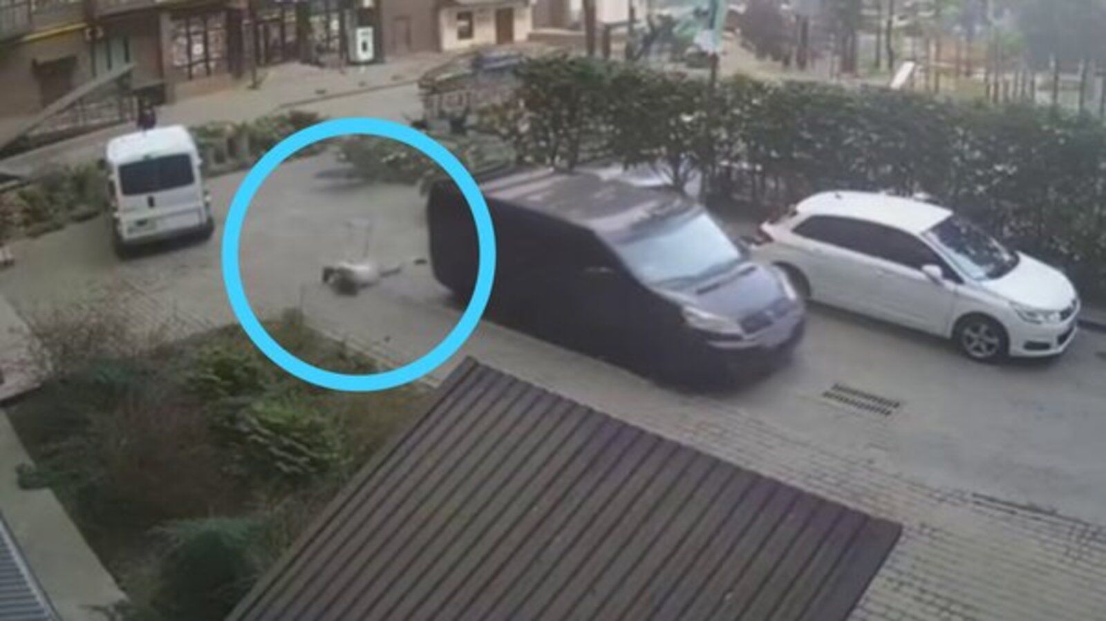 Женщина вцепилась за бус ТЦК