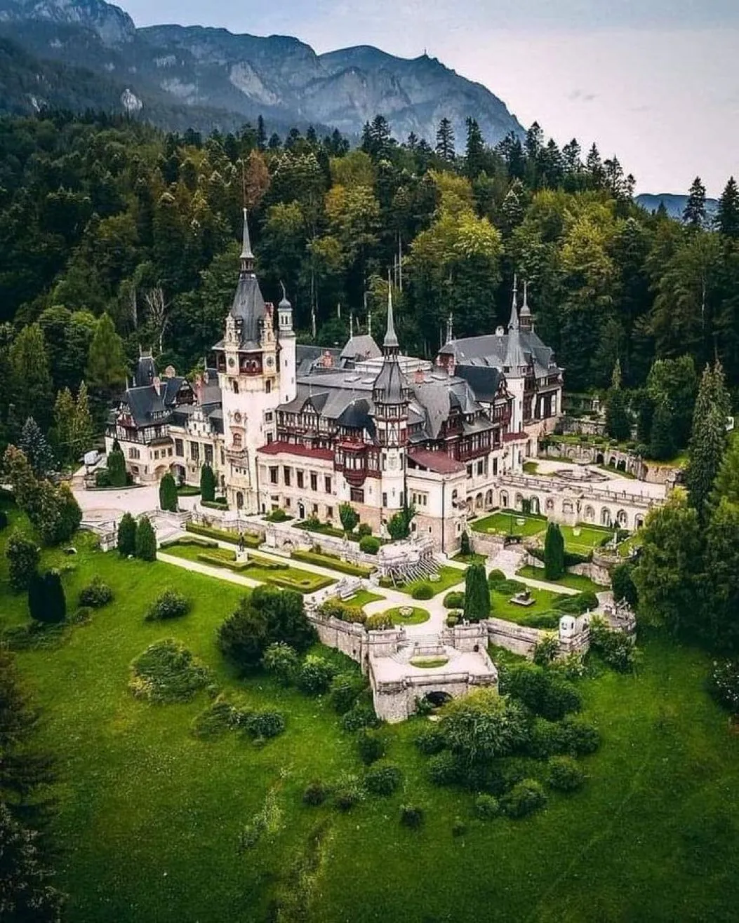 Замок Пелеш біля Сіная / Фото Pinterest Замок Пелеш біля Сіная / Фото Pinterest
