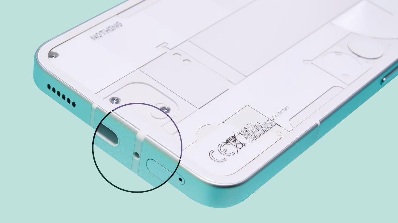 Для чого дірка біля зарядки телефону Для чого дірка біля зарядки телефону