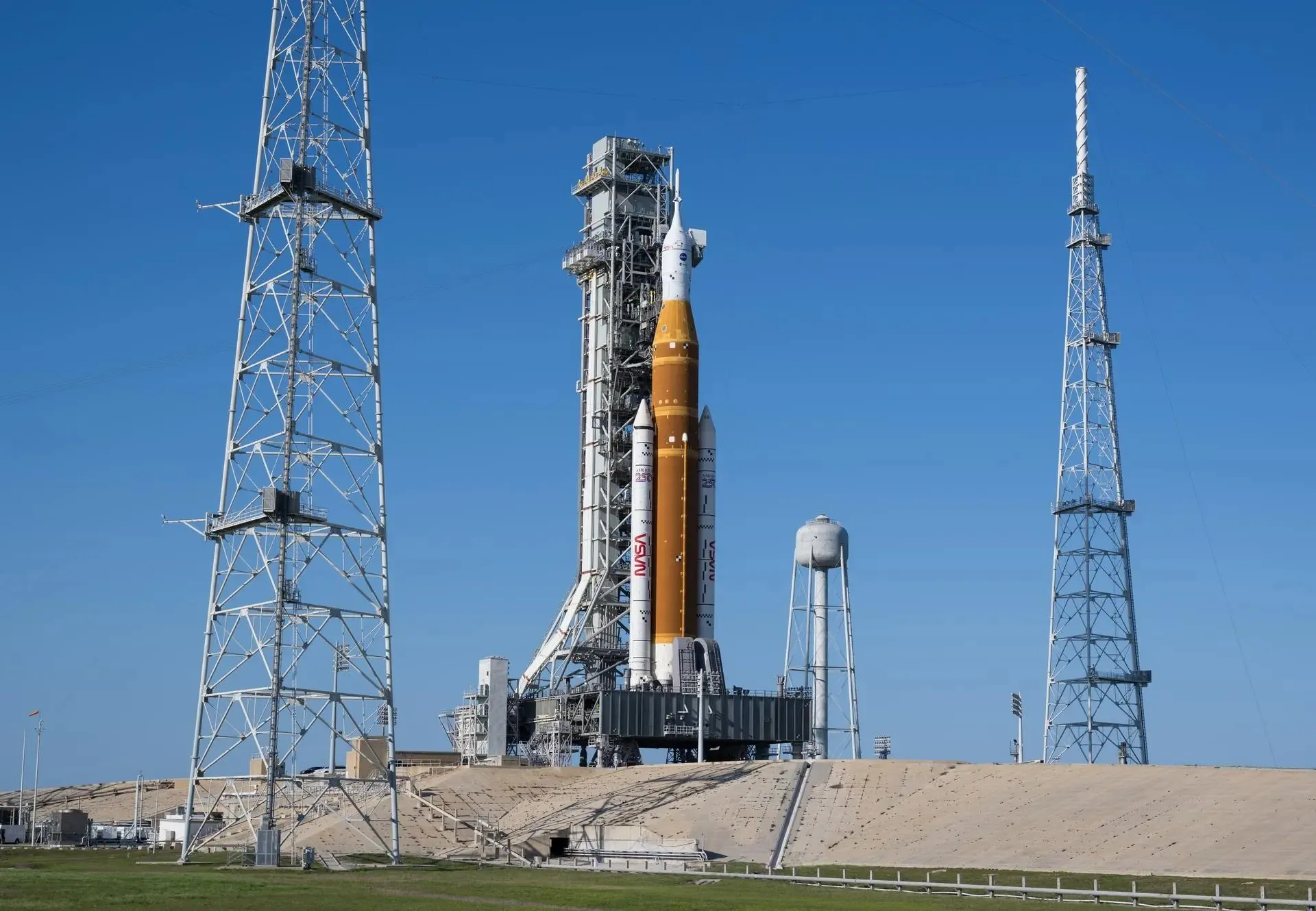 SLS летит к Луне SLS летит к Луне