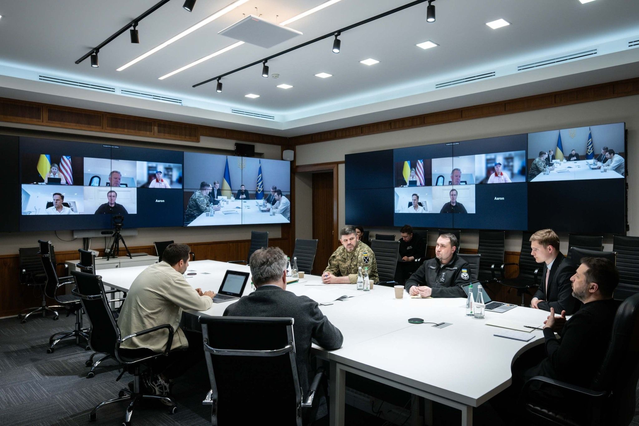 Украинская переговорная группа во главе с Зеленским разговаривает с представителями США и НАТО Украинская переговорная группа во главе с Зеленским разговаривает с представителями США и НАТО