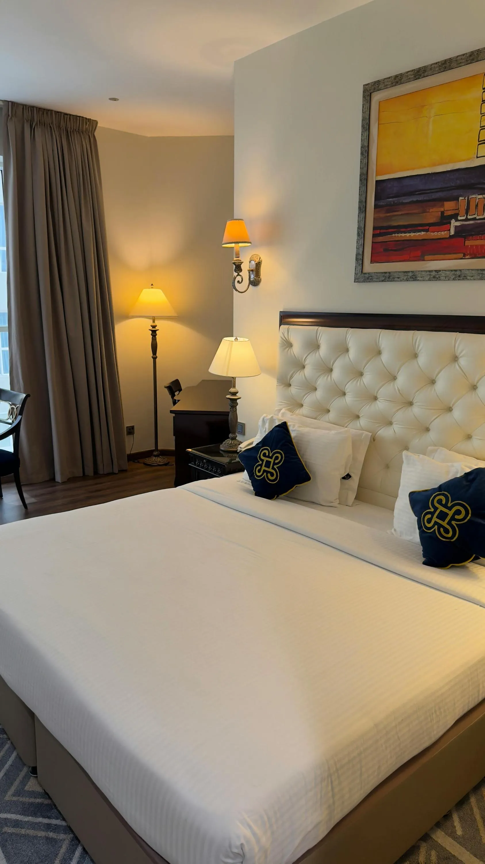 Велика кількість освітлення дратує гостей / Фото Pexels